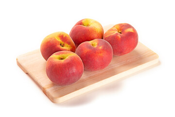 melocoton rojo fresco sobre tabla de cortar de madera. aislada fondo blanco