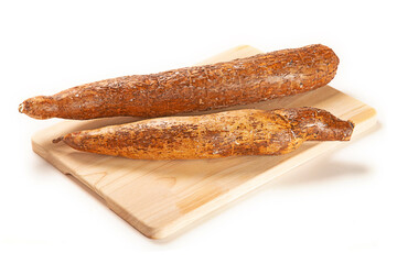 yuca sobre tabla de cortar de madera. aislada fondo blanco