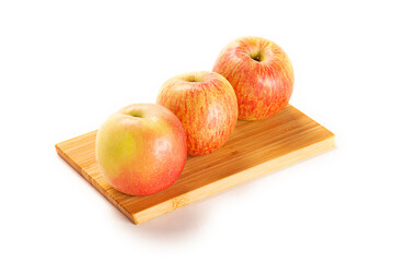 manzana fuji en tabla de cortar de madera, imagen aislada recortada en fondo blanco