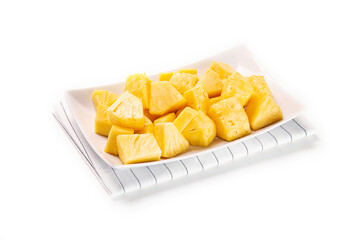 piña cortada en plato rectangular blanco sobre paño blanco con rayas, imagen aislada recortada en fondo blanca