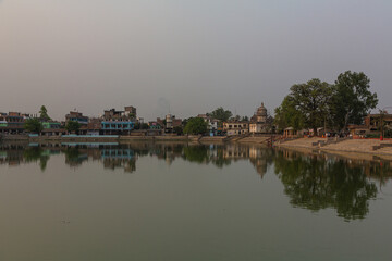 Fototapeta na wymiar ネパール　ヒンドゥー教の聖地ジャナクプルの大きな沐浴の池とヒンドゥー教寺院