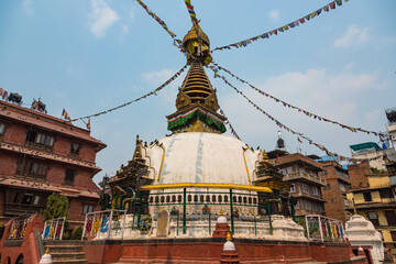 ネパール　カトマンズの広場に建つ仏教寺院のストゥーパのカーススワヤンブ