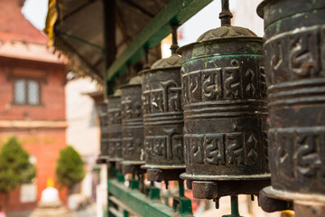 ネパール　カトマンズの広場に建つ仏教寺院のマニ車