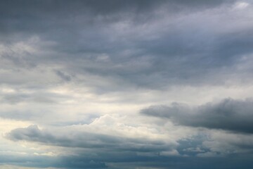 Fototapeta na wymiar 雨雲　河川からの曇り空　夕方　自然　渡良瀬