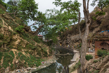 Fototapeta na wymiar ネパール　カトマンズの郊外のバグマティ川とパシュパティナート寺院へ続く山道