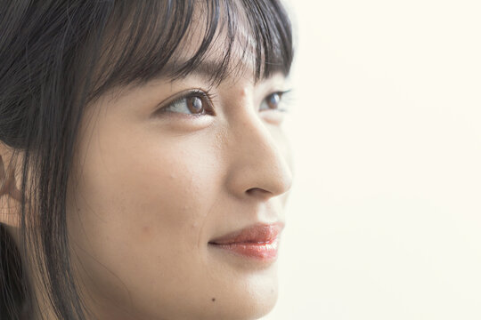 若い日本人女性の顔