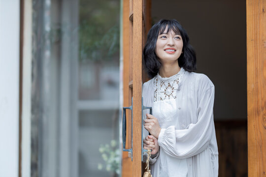 ドアを開ける若い日本人女性
