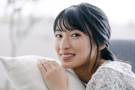 くつろぐ若い日本人女性
