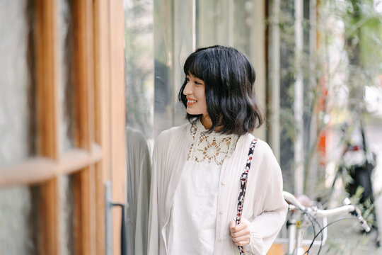 ウィンドウショッピングを楽しむ若い日本人女性