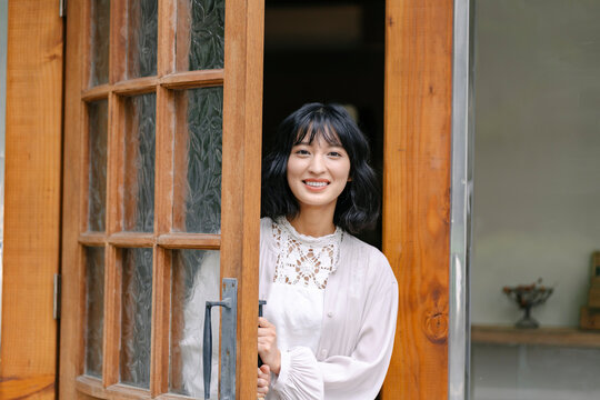 ドアを開ける若い日本人女性