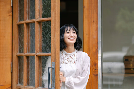 ドアを開ける若い日本人女性