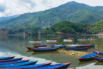 ネパール　ポカラのレイクサイドからのペワ湖の風景と湖に浮かぶボート