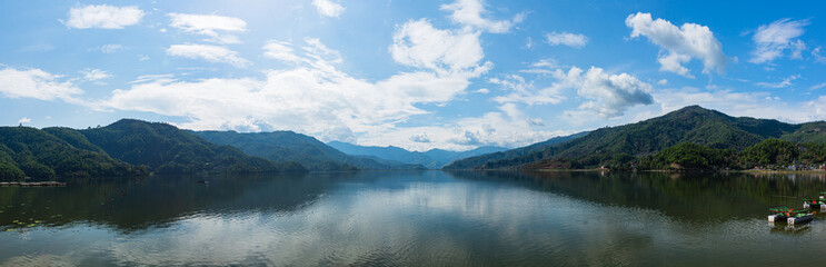 Fototapeta na wymiar ネパール　ポカラのレイクサイドからのペワ湖の風景と山々