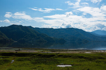 Fototapeta na wymiar ネパール　ポカラのレイクサイドのペワ湖の風景