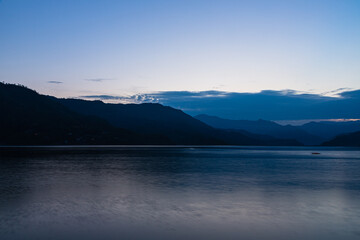 ネパール　ポカラのレイクサイドからの夕暮れ時のペワ湖の風景と山々