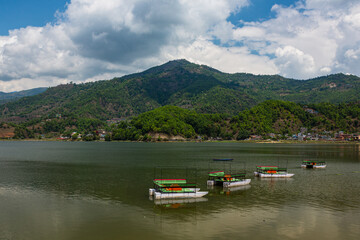 ネパール　ポカラのレイクサイドからのペワ湖の風景と湖に浮かぶボート