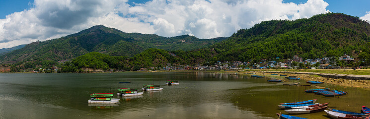 Fototapeta na wymiar ネパール　ポカラのレイクサイドからのペワ湖の風景と湖に浮かぶボート