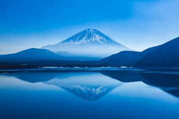本栖湖で見る逆さ富士　山梨県身延町にて