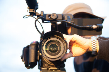 動画を撮影するカメラマン