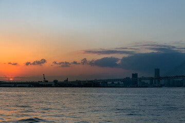 Fototapeta premium 横浜港の夕暮れを大黒海釣り公園から見る