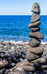 Pile de galets sur côte rocheuse, anse des Cascades , île de la Réunion 