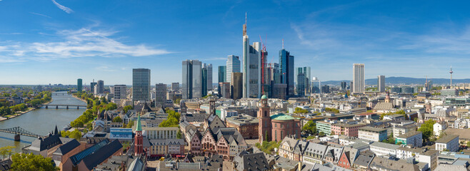 Panoramaansicht der Innenstadt von Frankfurt am Main vom Kaiserdom aus bei sch&ouml;nem Wetter