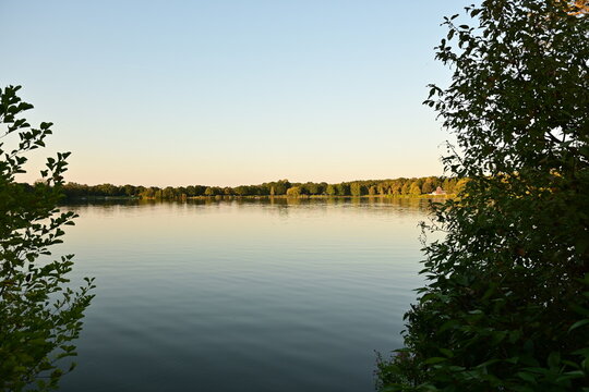 Baggersee im Sommer bei blauem Himmel bei Schweinfurt, Franken, Bayern Deutschland