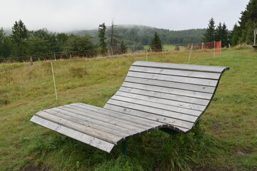 Liege aus Holz an der Platzer Kuppe in der Rhön