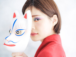 狐面をかぶる女性 © metamorworks