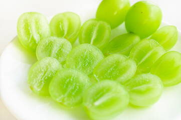 半分にカットしたシャインマスカット