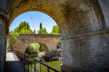 Fototapeta na wymiar Vista panorámica de la histórica ciudad de Ávila desde el Mirador de Cuatro Postes, España, con sus famosas murallas medievales. Patrimonio Mundial de la UNESCO.
