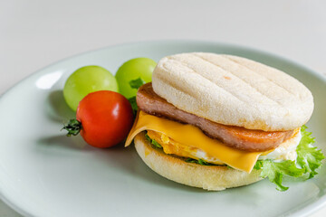 イングリッシュマフィン　朝食　スパム