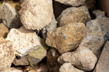 ごつごつした石ころと瓦礫
