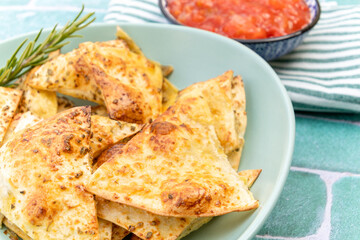 tortilla mexicaine aux herbes et épices accompagnées du sauce tomate