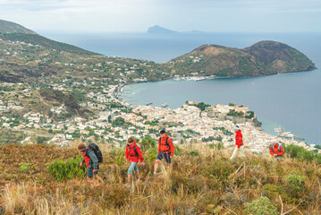 Wanderer erkunden die Natur rund um Lipari-Stadt
