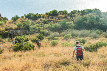 Wandergruppe unterwegs in der h&uuml;geligen Maccia-Landschaft rund um Lipari-Stadt
