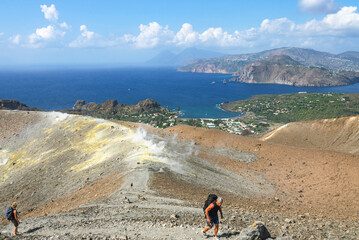Schwefeldampf am Kraterrand des Vulcano  © ARochau