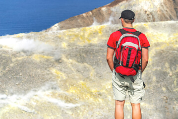 Wanderer genießt den Ausblick auf den Krater des Vulcano © ARochau
