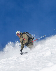 Dynamisch unterwegs im Tiefschnee mit Telemark-Skiern