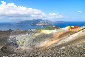 Am Krater des Vulcano und Ausblick auf Lipari  © ARochau