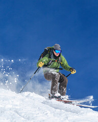 Freeskier im frisch verschneiten Gel&auml;nde unterwegs