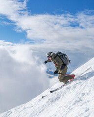 Fototapeta na wymiar Dynamisch unterwegs im Tiefschnee mit Telemark-Skiern