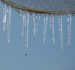 stalactite de glace suite à une pluie verglaçante