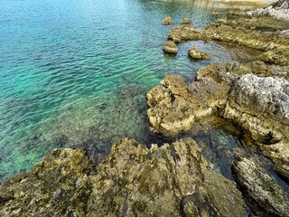 Steinküste an der Adria in Kroatien