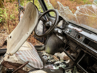 Autowrack mit Einschüssen