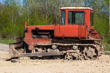Fototapeta na wymiar Old bulldozer. Side view