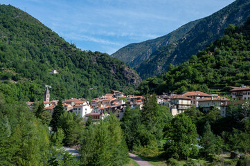 Fototapeta na wymiar Paysage de montagne dans la vallée de la Tinée dans les Alpes-Maritimes en france en été autour du village de Saint-Sauveur-sur-Tinée