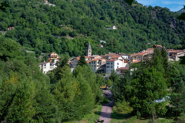 Fototapeta na wymiar Paysage de montagne dans la vallée de la Tinée dans les Alpes-Maritimes en france en été autour du village de Saint-Sauveur-sur-Tinée