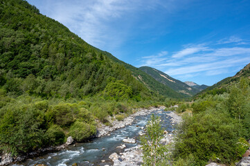 Paysage de montagne dans la vallée de la Tinée dans les Alpes-Maritimes en france en été