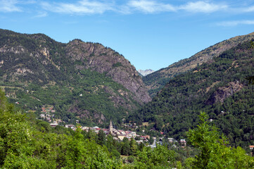 Fototapeta na wymiar Paysage de montagne dans la vallée de la Tinée dans les Alpes-Maritimes en france en été autour du village de Saint-Etienne-de-Tinée